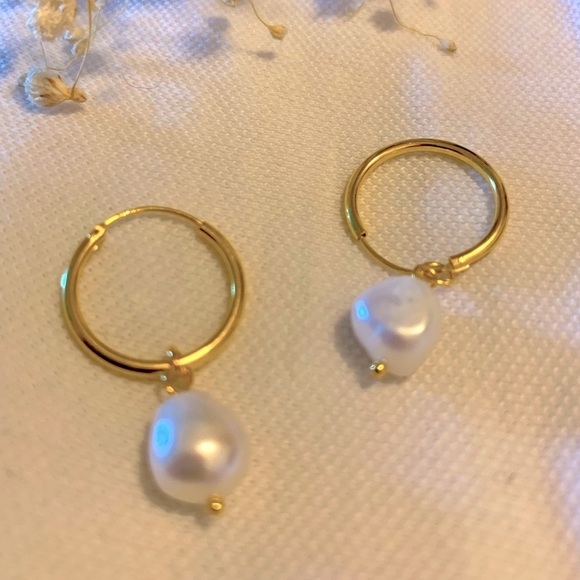 Gold Pearl Earrings | 18k Gold Plated - Picture 4 of 5